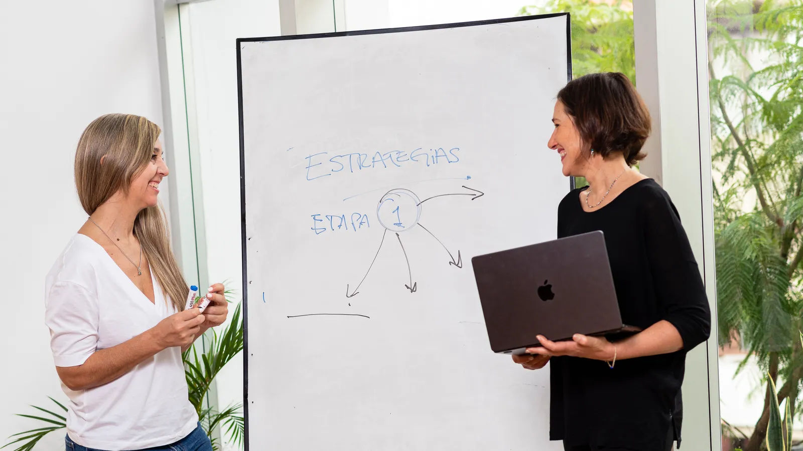 Equipo de RedDiseño trabajando en estrategia de comunicación